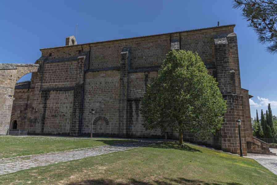 Comunidad Foral de Navarra 079 - monasterio de Leyre.jpg